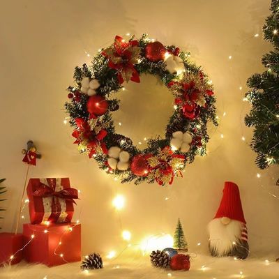 تاج کریسمس چوبی و پلاستیکی برای تزئینات کریسمس در فضای باز
